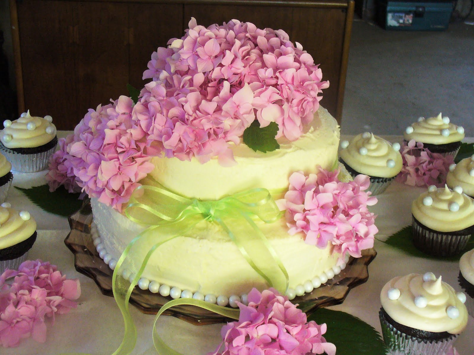 Leenee s Sweetest Delights Wedding  Cake  and Cupcakes 