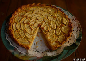 tarta-normanda-de-manzanas-sobre-bandeja