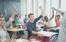"Infographic comparing online classes and traditional classroom settings, highlighting differences in flexibility, interaction, and learning environments."
