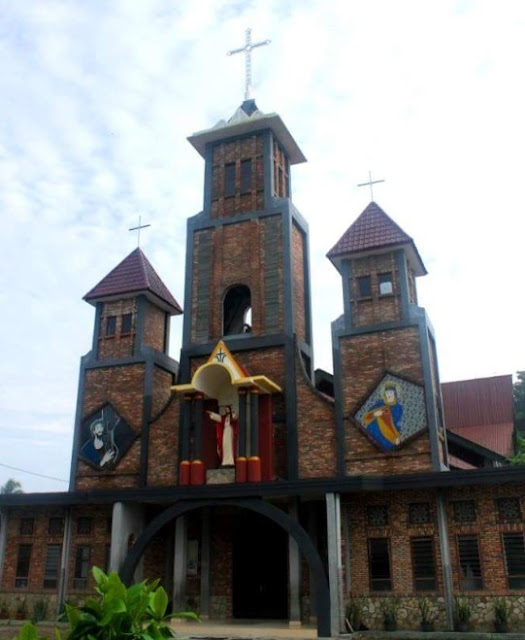 tampak depan foto gereja katolik santo pius x aek kanopan