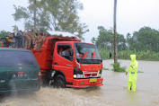 Personel Satlantas Polres Pidie Dikerahkan Bantu Pengendara Lewati Banjir