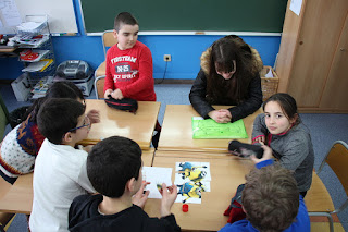 Alumnos de ESO de Cruces y de Infantil de Juan Ramón Jiménez aprenden juntos matemáticas