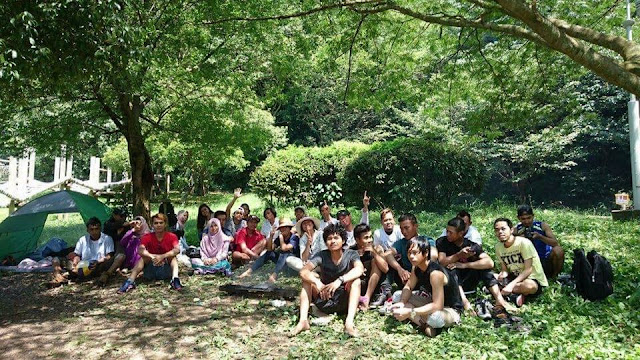 Mengajak temen-temen berkumpul di pantai untuk bermain bersama