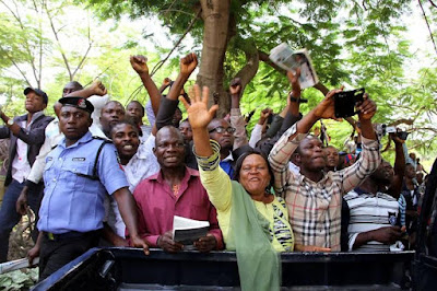 supporters of nnamdi kanu outside abuja court