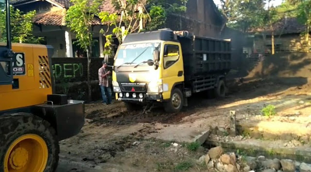 truk dam pasir canter warna kuning hitam