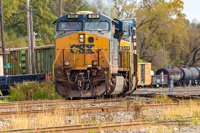 CSXT 913 and CSXT 450 lead Q367-07 west on the North Runner at CP285