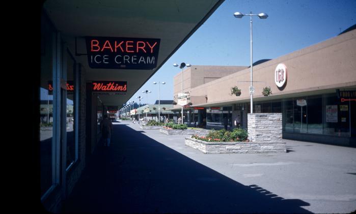 Here's What Malls Have Looked Like Through the Years, From the '50s Until  Now - Pictures of Malls