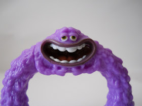 figura a escala de personaje de Monsters University de kinder sorpresa