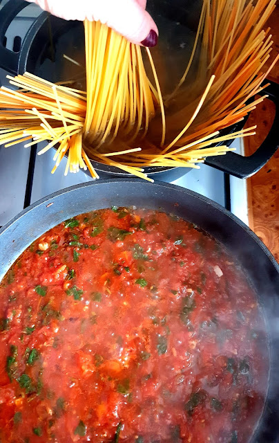 spaghetti al pomodoro, spaghetti z pomidorami,sos pomidorowy,kuchni włoska,cucina italiana, pasta con pomodoro,z kuchni do kuchni,najlepszy blog kulinarny,