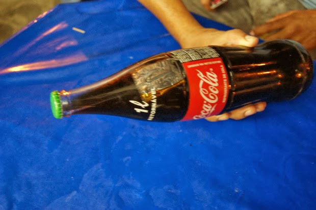 Tirinha Gordo Fresco: Preservativo é achado dentro de garrafa de coca cola