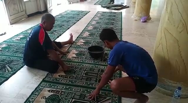 LDII Sampit Pel Lantai Masjid Sambut Ramadhan 1443 H