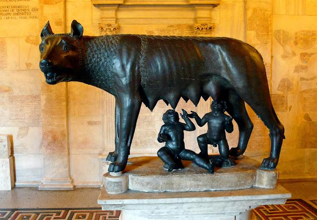 Скульптура Капитолийской волчицы, кормящей Ромула и Рема