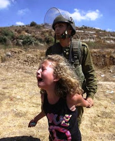 soldado israelense prende e torce o braço de uma menina palestina