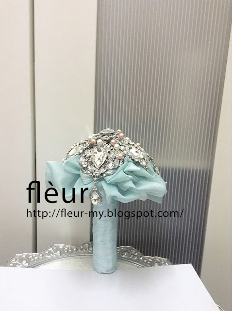 Brooch Bouquet by Fleur