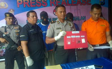 Aparat Polres Bangkalan Tangkap Dua Pengedar Sabu-Sabu 6,14  Gram Saat Melintas Di Jalan Sendang Laok 