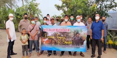 Sejumlah mantan narapidana kasus terorisme atau eks napiter di Banten diberikan pelatihan penanaman bibit pohon kurma di Waras Farm yang beralamat di Kampung Perigi Bulakan, Kelurahan Cikerai, Kecamatan Cibeber, Kota Cilegon, Banten, Selasa, 28 April 2021.