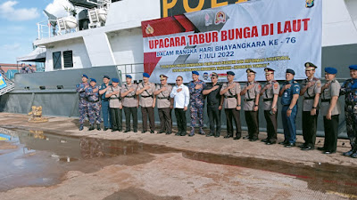 Dir Binmas Polda Lampung Pimpin Tabur Bunga di Laut