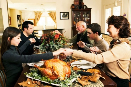 Celebración del Día de Acción de Gracias con pavo asado en la mesa