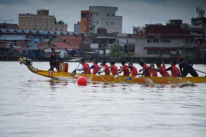 18 Tim Ikuti Festival Dragon Boat di Kota Pontianak Kalbar