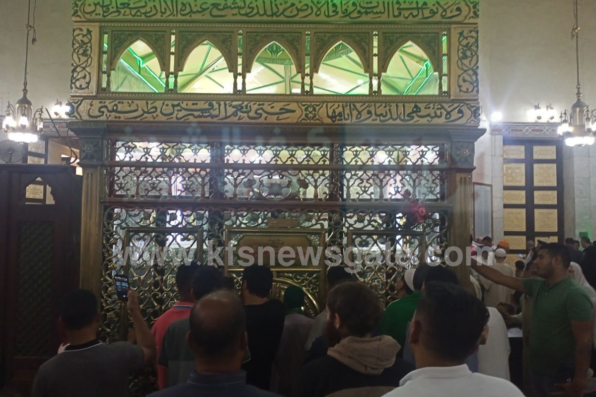 تزامنًا مع بدء المولد الرجبي..إقبال على مسجد الدسوقي بمدينة دسوق - فيديو وصور