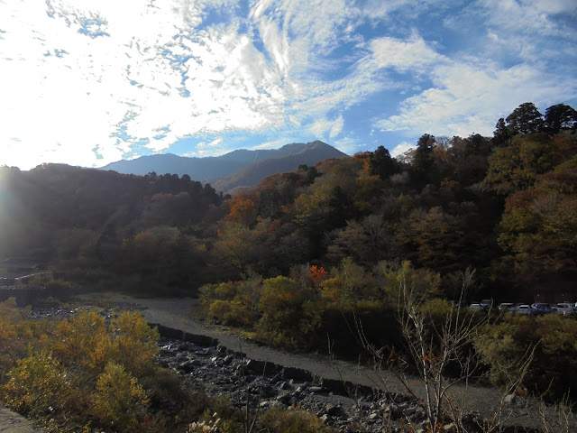 橋を渡って下山キャンプ場に向かいました