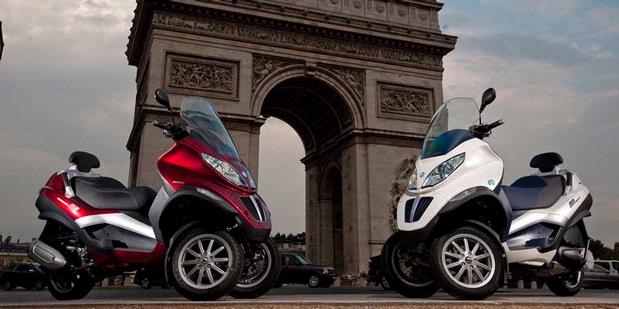 Piaggio MP3 300ie Hybrid Skuter Tiga Roda