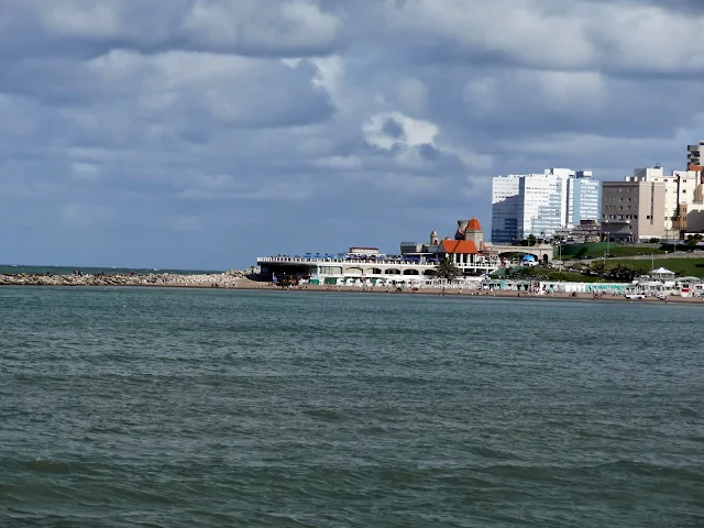 El mar y el Torreón del Monje.