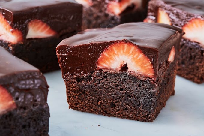 Strawberry Brownies (Chocolate Covered Strawberry Brownie Recipe) #desserts #cakerecipe #chocolate #fingerfood #easy