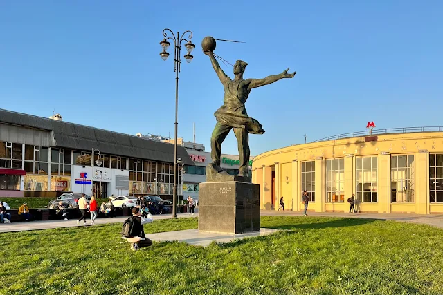 проспект Мира, памятник создателям первого спутника (установлен в 1958 году), станция метро Рижская