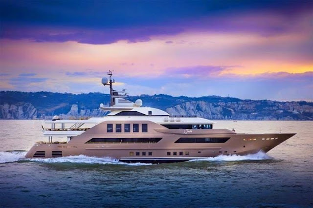The finest boat in the world in terms of design and processing !!