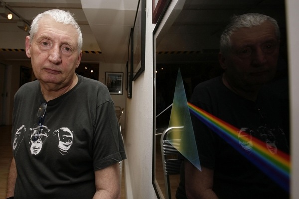 Morre Storm Thorgerson, ilustrador da capa de 'Dark side of the moon'