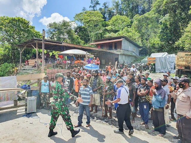 Massa Buka Palang Jalan Trans Jayapura-Wamena di Elelim