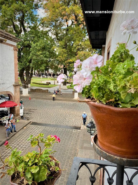 Calle de Iturbe desde los balcones de Hotel Mansión Iturbe en Pátzcuaro