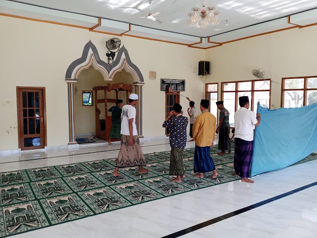 KEPEDULIAN TERHADAP TEMPAT IBADAH, MAHASISWA KKNS 02 LAKUKAN BERSIH-BERSIH DI MASJID