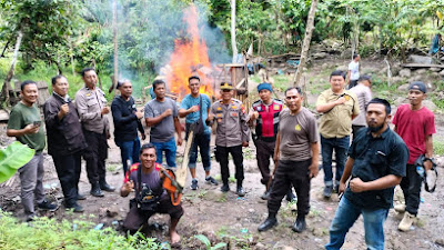 Cegah Praktek Perjudian Di Bulukumba, Personil Polsek Gantarang Bakar Arena Judi Sabung ayam