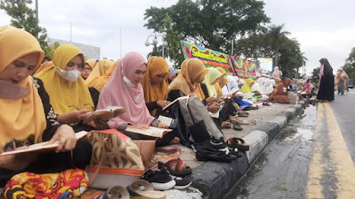 KEREN! Terinspirasi Malioboro Mengaji, Ribuan Warga Ikuti 'Riau Mengaji' di Trotoar Pekanbaru