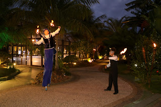 Artistas perna de pau e fogo durante a recepção da festa de de fim de ano corporativa da Truss SC que aconteceu no dia 01/12/2019