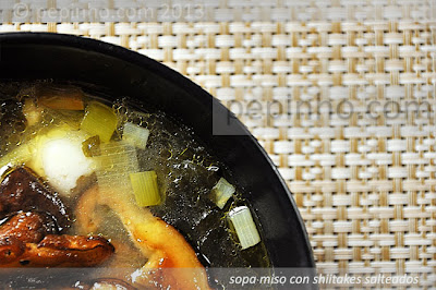 Sopa miso con shiitakes salteados