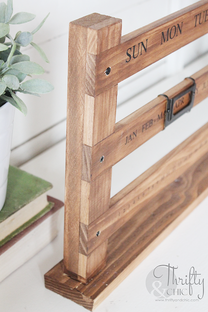 DIY sliding perpetual Calendar. DIY wood calendar. DIY farmhouse decor. DIY calendar