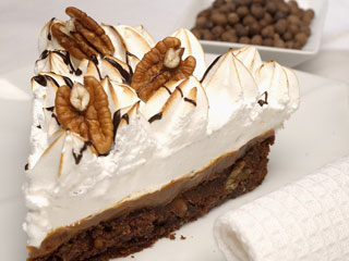 Torta de merengue con base de chocolate