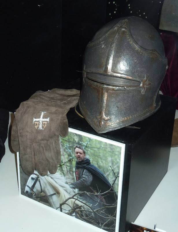 Robin Hood Crusader Knight helmet and gloves