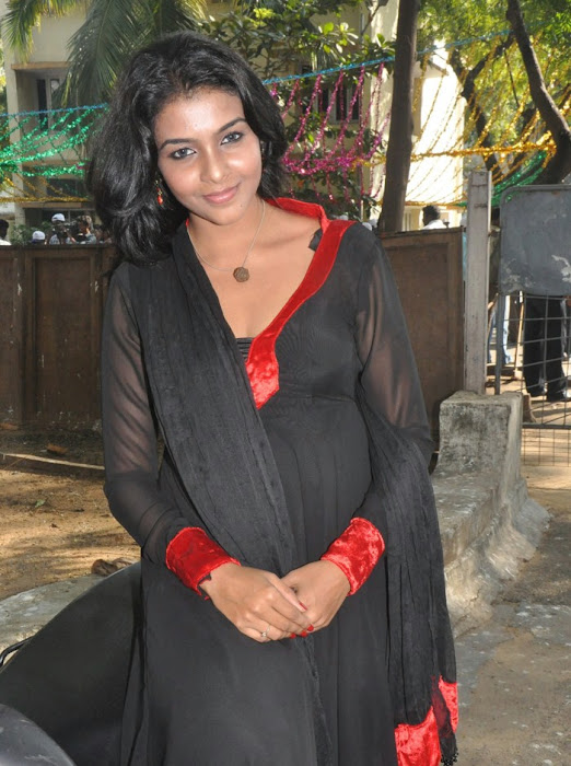 kadhal saranya ,armpit , bra in transparent dress unseen pics