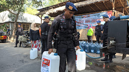 Bhakti Sosial, Kompi 1 Batalyon C Pelopor Satbrimob Polda Jatim Berikan Bantuan Air Bersih
