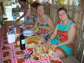 Comiendo langostas, Tubasenika, Guna Yala, San Andrés, Panamá, round the world, La vuelta al mundo de Asun y Ricardo, mundoporlibre.com