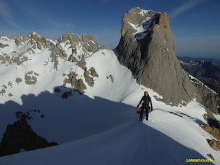 Fernando Calvo, Guia de alta montaña uiagm , picos de europa, , picu Urriellu , Naranjo de bulnes, Escalada en Picos de Europa. Rab, Lowe alpine, camp cassin 