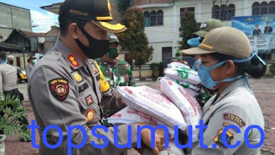 PolresSamosir Dan Dandim Samosir Berbagi Sembako Kepada Anggota TNI/Polri