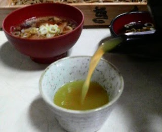 黄色い韃靼そばのそば湯を飲む。