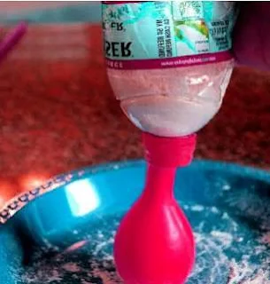наполнить шарик содержимым можно с помощью пластиковой бутылки