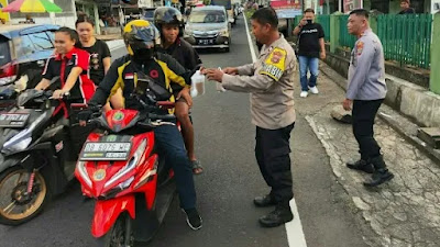 Bangun Sinergitas,TNI dan Polri di Bagi-bagi Takjil di Jalan Manado-Tomohon