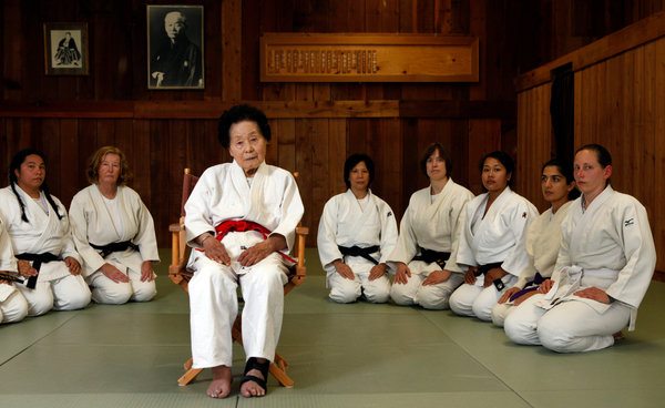 Keiko Fukuda, a Trailblazer in Judo, Dies at 99